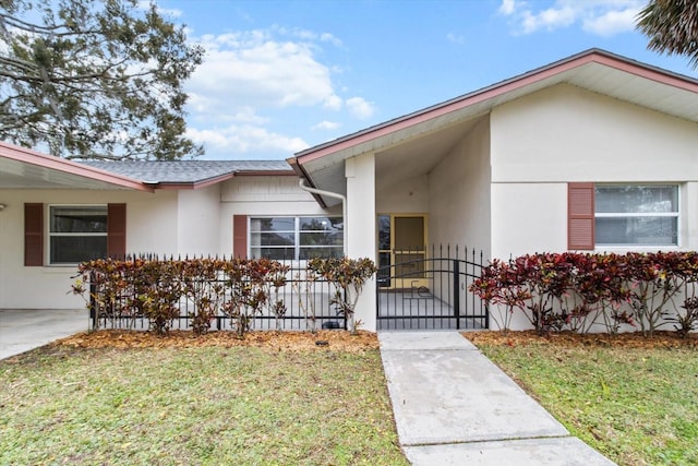 view of front of house featuring a front yard