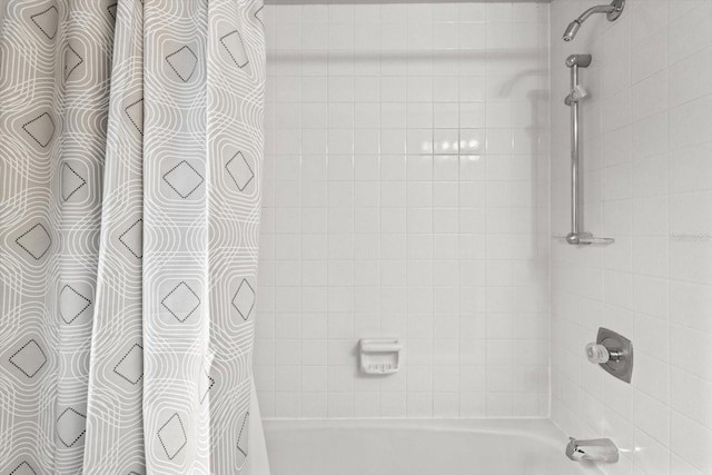 bathroom featuring shower / bath combo