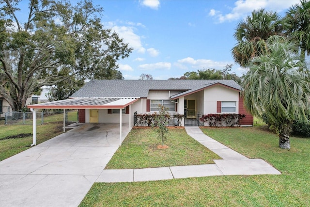 view of front of house featuring a carport and a front yard