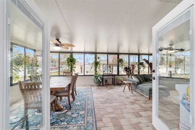 sunroom with ceiling fan