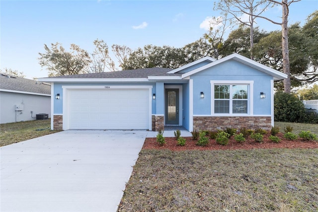 view of front of home featuring a garage, central AC unit, and a front yard