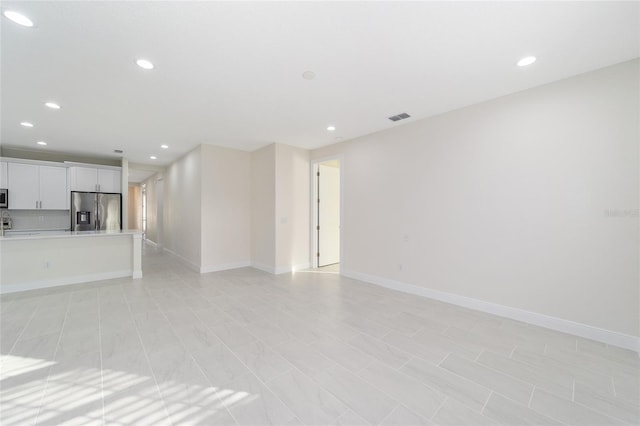 unfurnished room featuring light tile patterned flooring