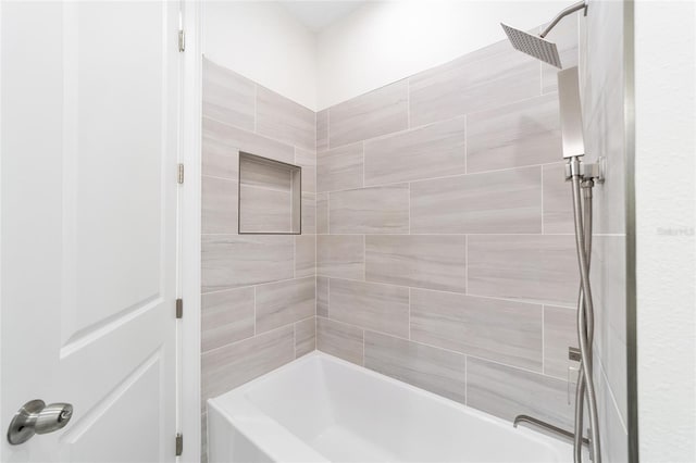 bathroom with tiled shower / bath