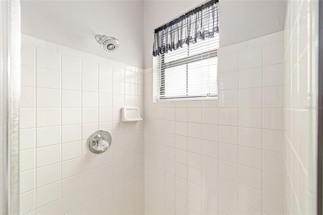 bathroom featuring a tile shower