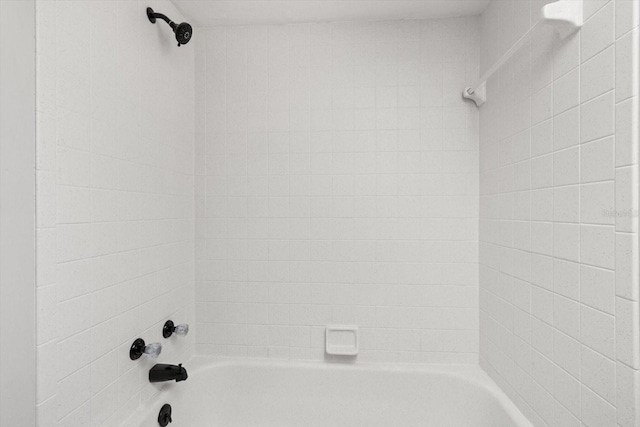 bathroom featuring tiled shower / bath