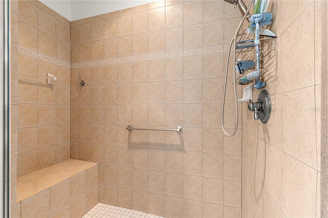 bathroom featuring a tile shower