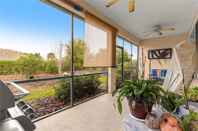 sunroom with ceiling fan