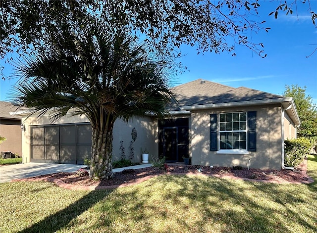 view of front facade featuring an attached garage, a shingled roof, driveway, stucco siding, and a front yard