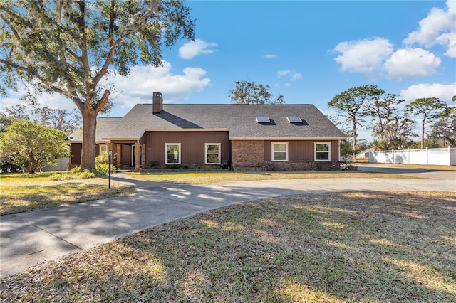 view of front of home featuring a front yard