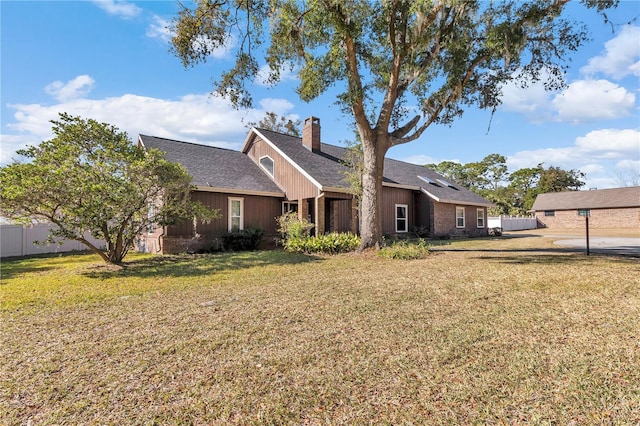 view of front of property with a front yard