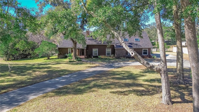 view of front facade with a front lawn