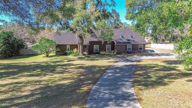 view of front of property featuring a front lawn