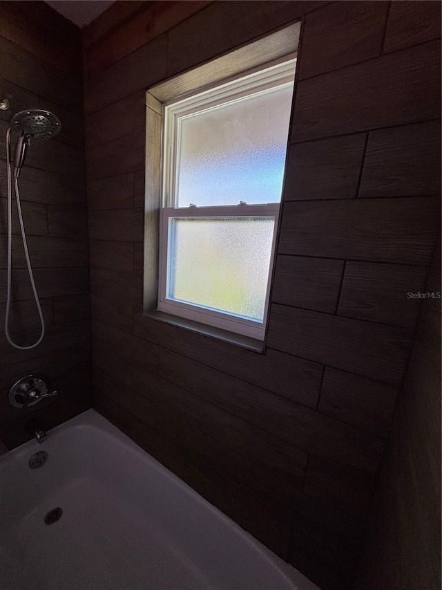 bathroom featuring tiled shower / bath