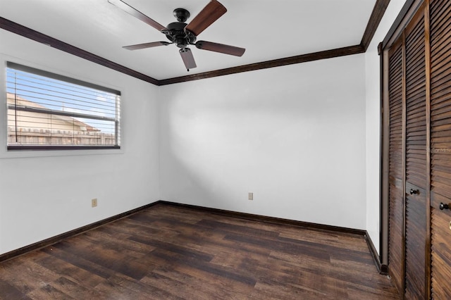 unfurnished bedroom featuring dark wood-type flooring, ceiling fan, ornamental molding, and a closet