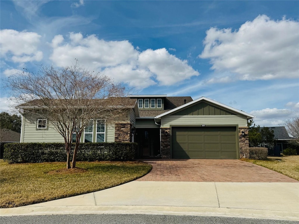 view of front of house featuring a garage and a front lawn