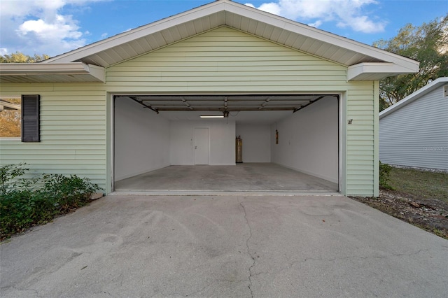 7556 SW 112th Ln, Ocala, FL 34476 - garage featuring driveway
