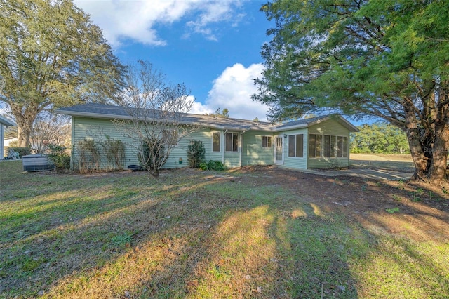 7556 SW 112th Ln, Ocala, FL 34476 - view of front facade featuring a sunroom and a front yard