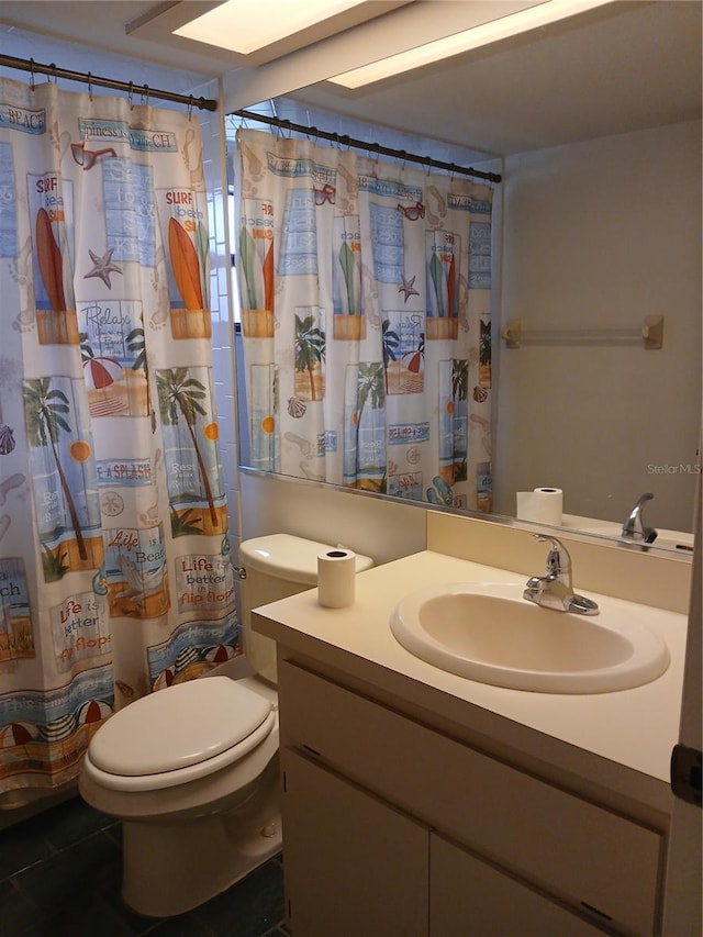 full bathroom with a shower with curtain, vanity, and toilet