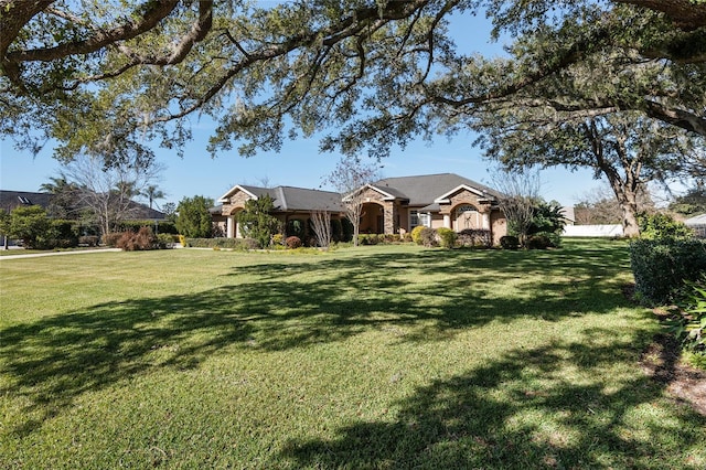 single story home with a front lawn