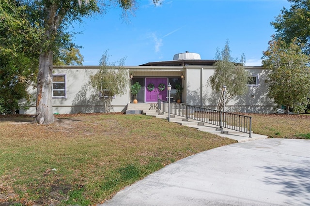 view of front facade with a front yard