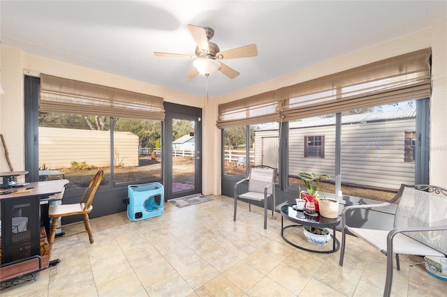 sunroom with ceiling fan