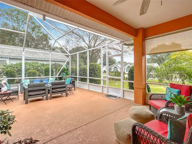 sunroom with ceiling fan