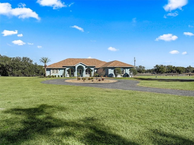 view of front of property featuring driveway and a front lawn