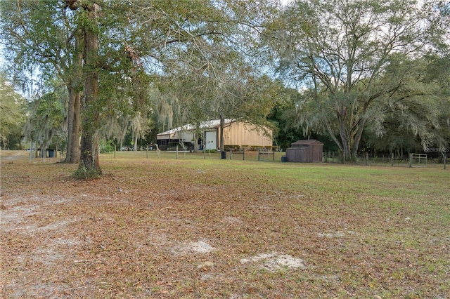 view of yard featuring a storage shed