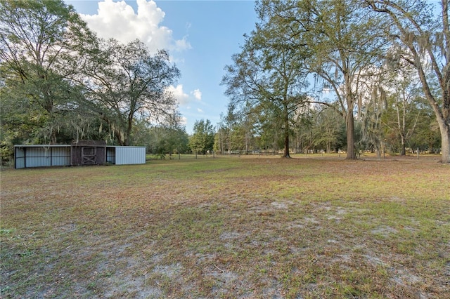 view of yard with an outdoor structure