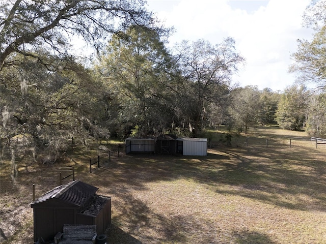 view of yard featuring an outdoor structure