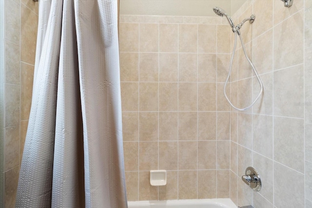 bathroom featuring shower / bath combo