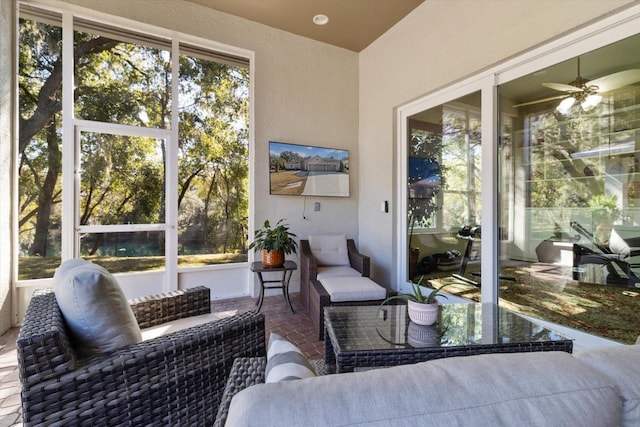 sunroom with ceiling fan