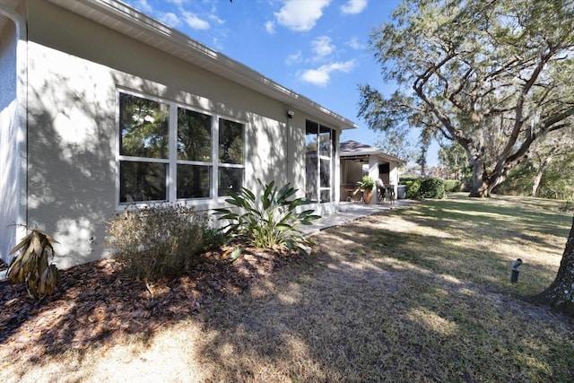 view of yard featuring a patio area