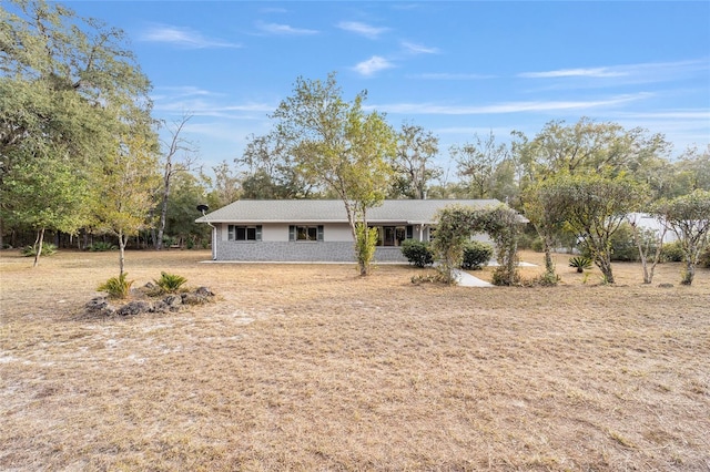 ranch-style house featuring a front yard