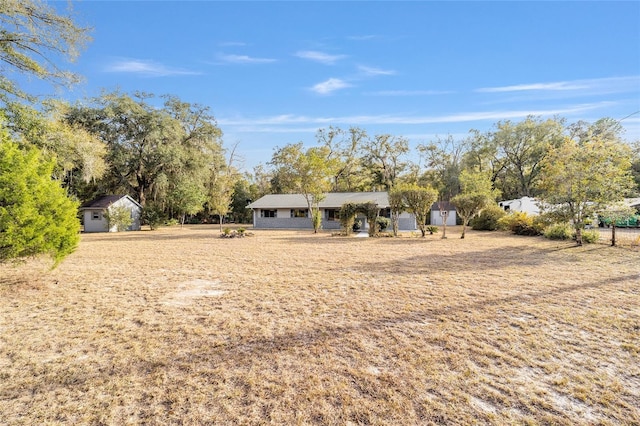 view of yard featuring a storage unit