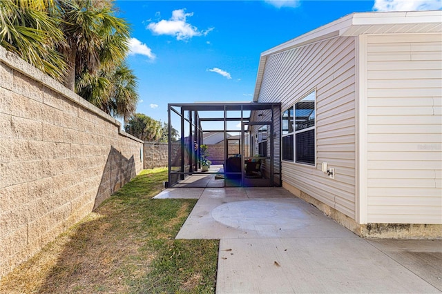 view of yard with a patio area