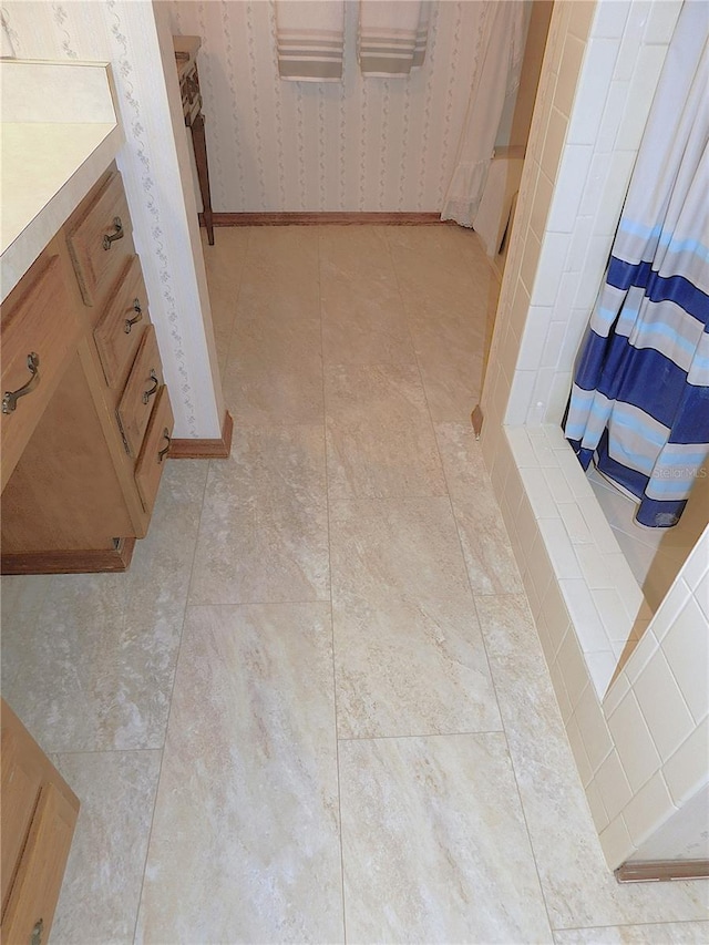 bathroom featuring a shower with curtain and vanity