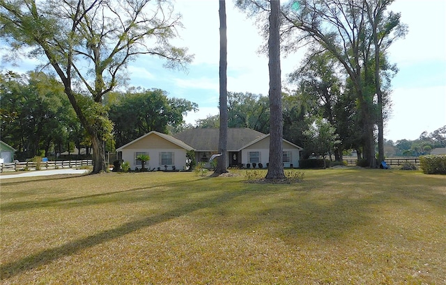 view of front facade featuring a front yard