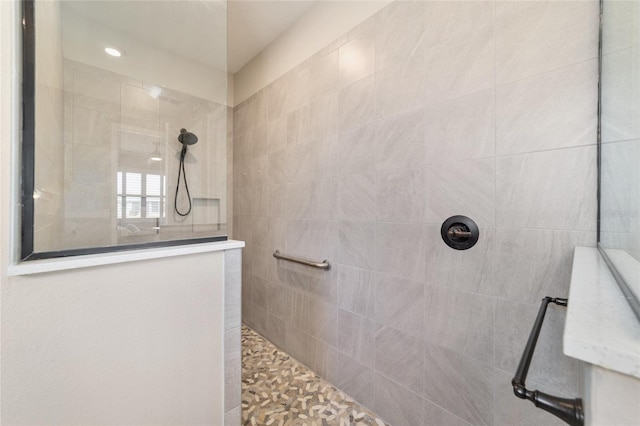 bathroom featuring a tile shower