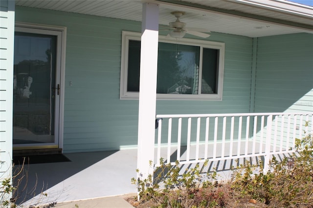 property entrance with ceiling fan and covered porch