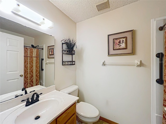 full bathroom featuring a textured ceiling, toilet, a shower with shower curtain, vanity, and visible vents