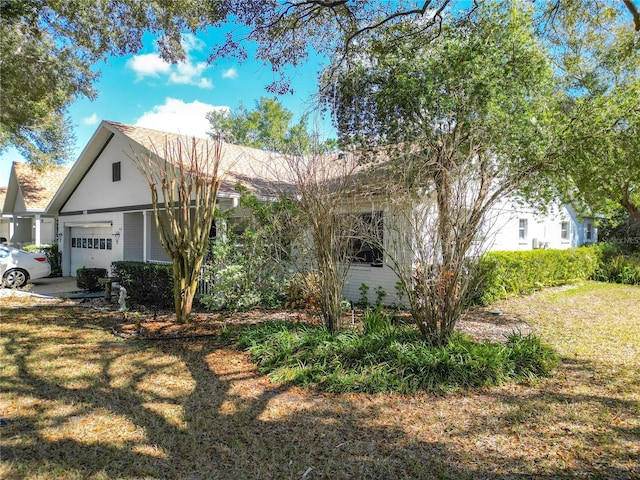 view of front of house featuring a front lawn and brick siding