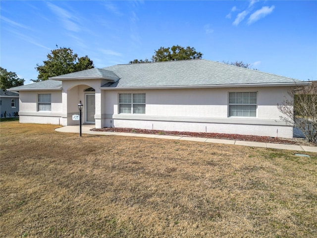 ranch-style home featuring a front lawn