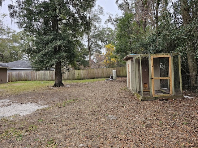 view of yard with an outdoor structure