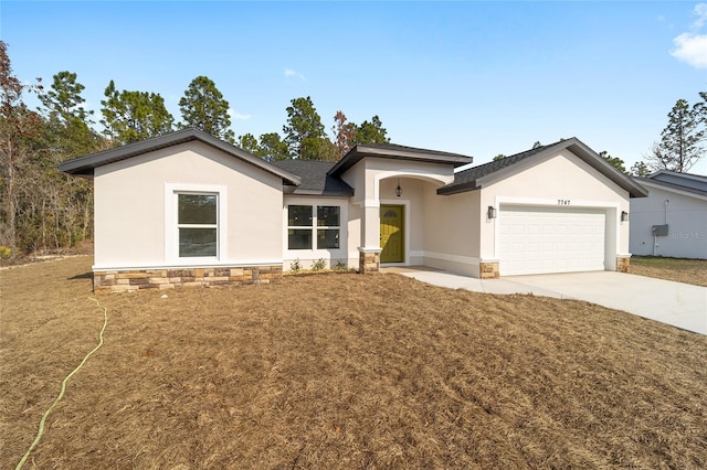 view of front of home featuring a garage and a front yard