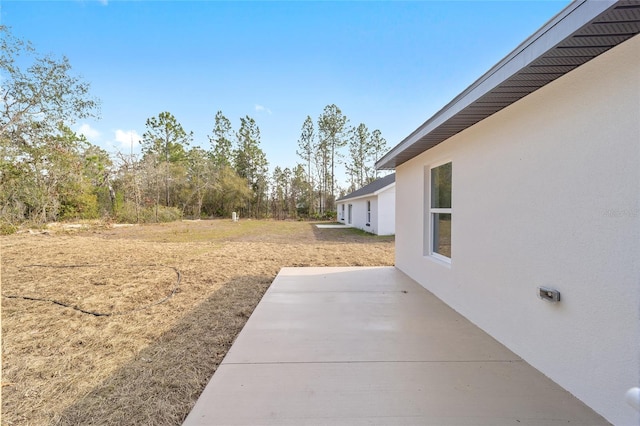 view of yard featuring a patio area