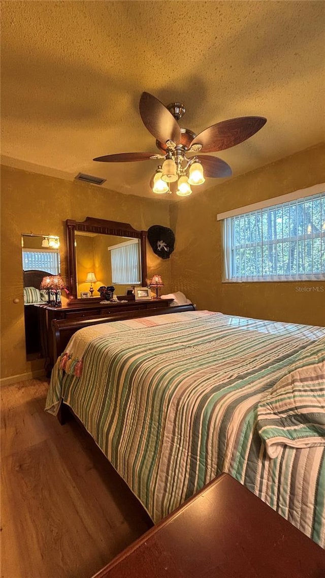 bedroom featuring ceiling fan and a textured ceiling