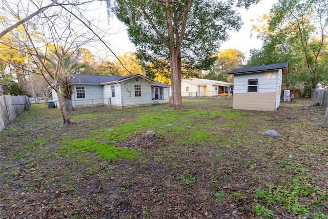 view of yard with a shed