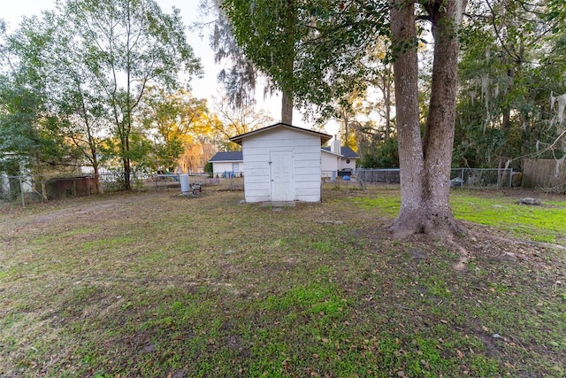 view of yard with a shed