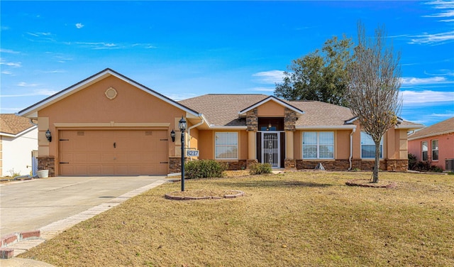 view of front of home featuring cooling unit, a garage, and a front yard